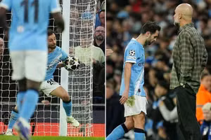 Silva 'gây họa', Man City cay đắng rời Champions League 