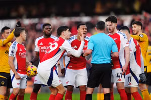 Chùm ảnh: Arsenal thắng Wolves trong trận cầu tranh cãi