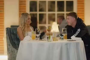 Sao Chelsea lần đầu công khai bạn gái