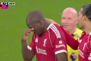 Ghi bàn trong ngày trở lại sau biến cố gia đình, cầu thủ Liverpool bật khóc