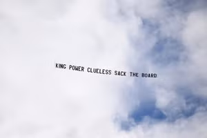 Tiễn Leicester xuống hạng, Liverpool vẫn chưa thể vô địch Ngoại hạng Anh