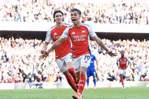 Chùm ảnh: Khoảnh khắc Arsenal thắng phút bù giờ ở Ngoại hạng Anh 