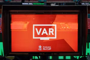 VAR gây tranh cãi ở Cup FA