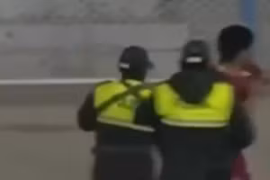 Sốc: Trọng tài đuổi 17 người sau màn ẩu đả dữ dội 