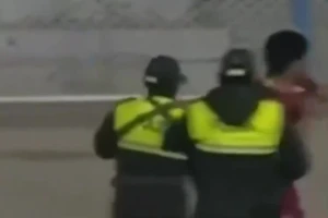 Sốc: Trọng tài đuổi 17 người sau màn ẩu đả dữ dội 