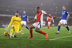 Chùm ảnh: Arsenal thắng chật vật Ipswich, leo lên nhì bảng