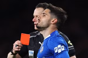 Chelsea nhận ’mưa' thẻ đỏ, HLV Rosenior ra thông điệp cứng rắn