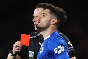 Chelsea nhận ’mưa' thẻ đỏ, HLV Rosenior ra thông điệp cứng rắn
