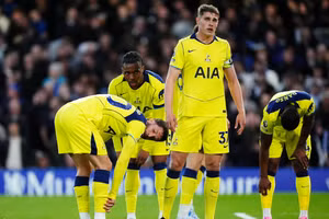 Chelsea khiến Tottenham chưa thể trụ hạng 