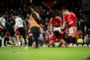 Fulham biến Man Utd thành cựu vương Cup FA