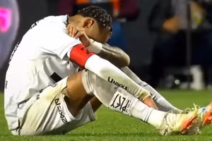 Neymar bật khóc sau thảm bại trên sân nhà 