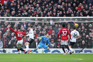 Man Utd thắng kịch tính, đòi lại vị trí dự Champions League