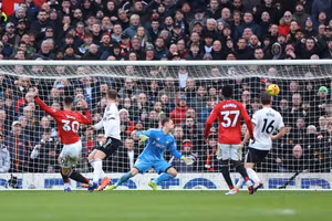 Man Utd thắng kịch tính, đòi lại vị trí dự Champions League