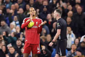 Van Dijk ‘thách thức’ trọng tài khi Liverpool thua thảm Man City 