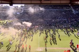 Đội nhà ghi bàn thăng hạng, cổ động viên lao xuống sân suýt phá hỏng trận đấu