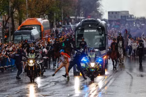 Màn chào đón Real Madrid hỗn loạn trên đường phố