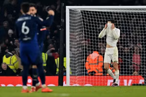 Arsenal bị phạt nặng vì ‘chơi chiêu’ với Man Utd ở FA Cup