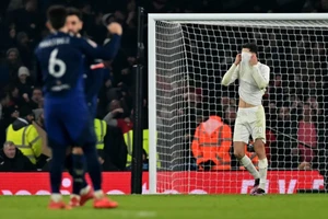Arsenal bị phạt nặng vì ‘chơi chiêu’ với Man Utd ở FA Cup