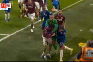 Chùm ảnh: Màn ẩu đả dữ dội giữa cầu thủ West Ham với Chelsea