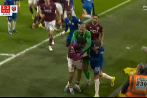 Chùm ảnh: Màn ẩu đả dữ dội giữa cầu thủ West Ham với Chelsea