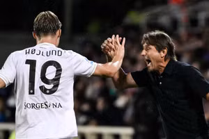 Hojlund ghi bàn khiến CĐV Man Utd cay đắng