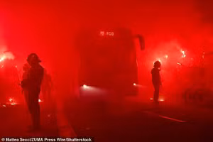 Xe chở Atletico Madrid bị ném vỡ kính giữa ‘biển lửa’ Nou Camp