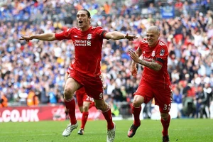 Cựu sao Liverpool chơi bóng nghiệp dư, con tưởng bố đá cho… Chelsea
