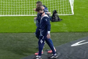 Nhà đài ‘đóng băng’ tình huống tiền vệ Serbia chấn thương nghiêm trọng