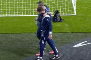 Nhà đài ‘đóng băng’ tình huống tiền vệ Serbia chấn thương nghiêm trọng