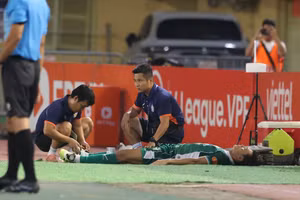 Chấn thương như với thủ môn Bùi Tiến Dũng thường phải nghỉ bao lâu?