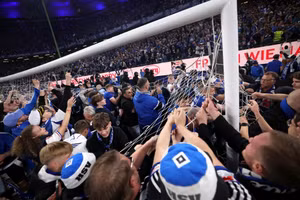 Hamburg thăng hạng Bundesliga, cổ động viên ăn mừng hỗn loạn