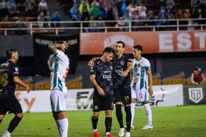 Video: Bàn thắng khó tin sau cú sút 11m hỏng ăn