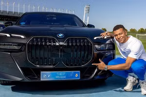 Vừa thi đỗ bằng lái xe, Mbappe gây bất ngờ trên phố