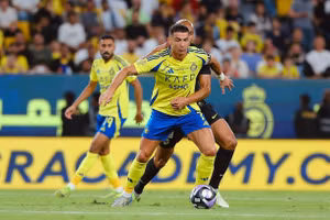 Ronaldo mờ nhạt, Al Nassr thua ngược đội bóng của Benzema
