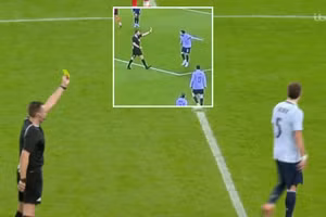 Hy hữu: Cầu thủ Man Utd nhận 2 thẻ vàng vẫn được thi đấu