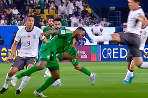 Pha bóng rợn người của cầu thủ Trung Quốc tại vòng loại World Cup 2026 