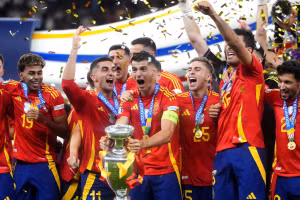 Giận dỗi cổ động viên nhà, thủ quân Tây Ban Nha xuất ngoại 