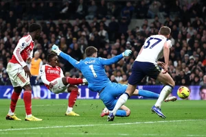 Arsenal ‘đè bẹp’ chủ nhà Tottenham