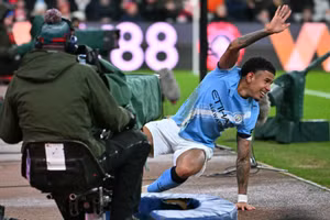 Man City ‘thiệt đơn thiệt kép’ trước Sunderland, Arsenal hưởng lợi