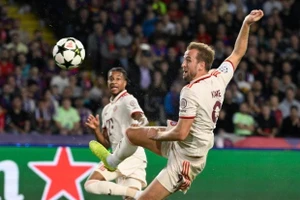 Harry Kane ghi bàn, Bayern Munich vẫn thảm bại trước Barcelona 