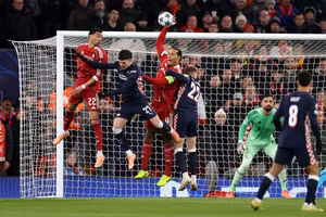 Van Dijk ‘chơi bóng rổ’, Liverpool thảm bại ở Champions League 