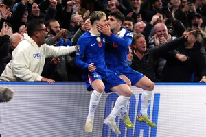 Chelsea bất ngờ trở lại cuộc đua vô địch Ngoại hạng Anh 