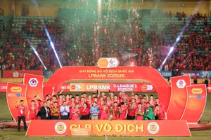 CLB Công an Hà Nội tưng bừng nâng cúp V-League