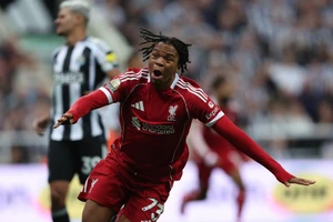 Thần đồng ‘nổ súng’, Liverpool thắng ‘điên rồ’ Newcastle 