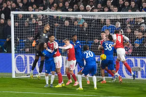 Chelsea chồng chất bất lợi, Arsenal rộng cửa thắng derby London