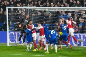 Chelsea chồng chất bất lợi, Arsenal rộng cửa thắng derby London