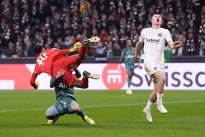 Tottenham trả giá đắt cho vé vào bán kết Europa League 