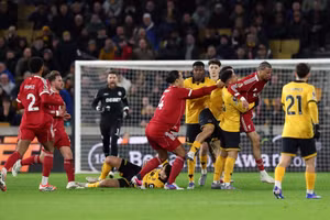 Liverpool thua sốc đội cuối bảng, vé dự Champions League mùa tới càng mong manh