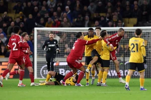 Liverpool thua sốc đội cuối bảng, vé dự Champions League mùa tới càng mong manh