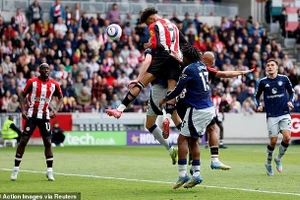 Tung đội hình trẻ kỷ lục đấu Brentford, Man Utd nhận ‘trái đắng’